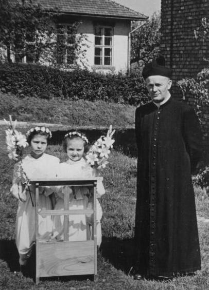 06.JPG - Ksiądz Proboszcz Władysław Ruliński; z lewej Halina Dudek